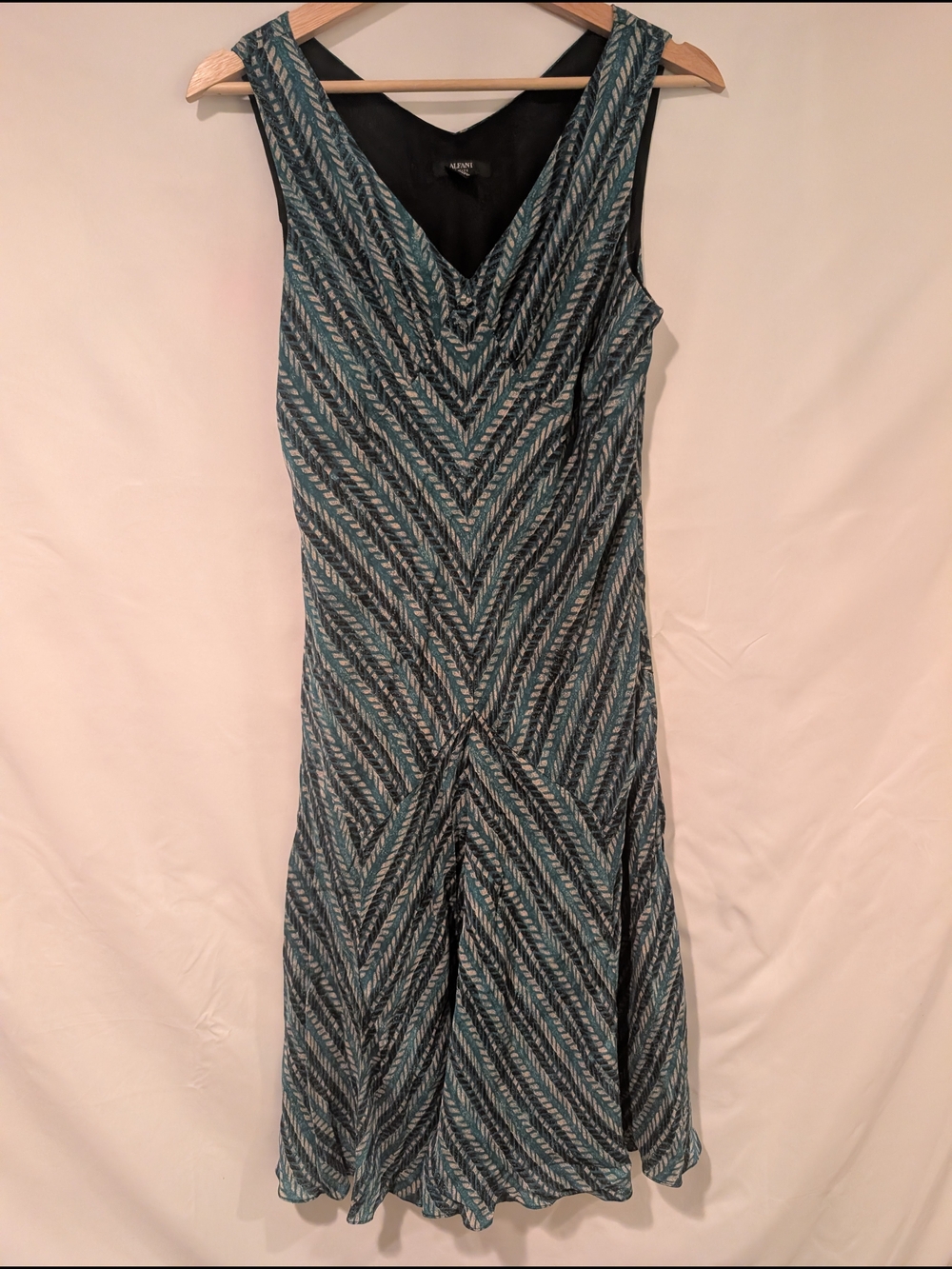 Sleeveless V-Neck Chevron Print Midi Dress in Teal and Black